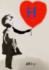 Fillette qui tient un balon en forme de coeur où il y a un H en bleu. Signé ARSky
